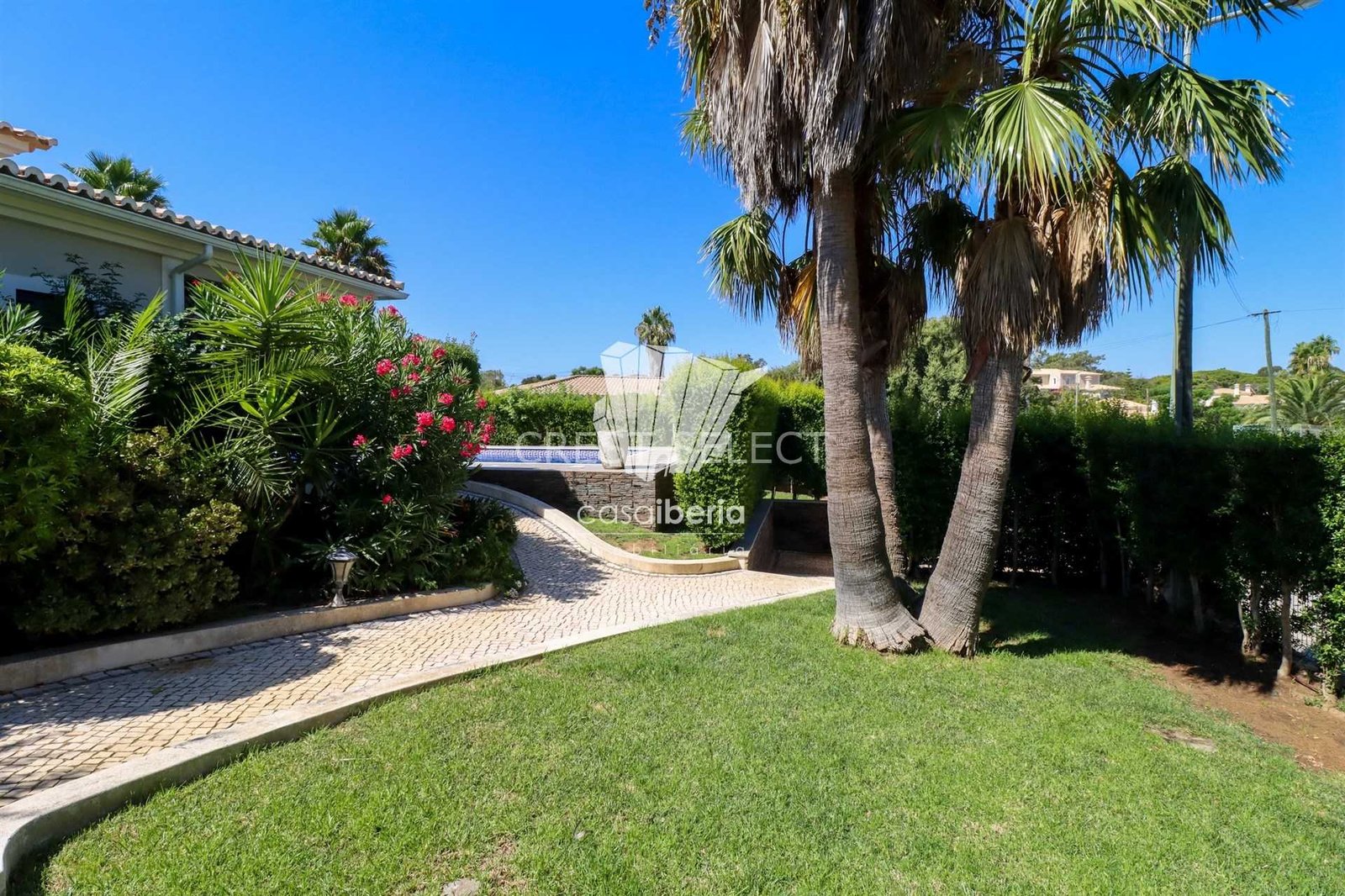 Contemporary Family Home House in Faro  with 4 bedrooms