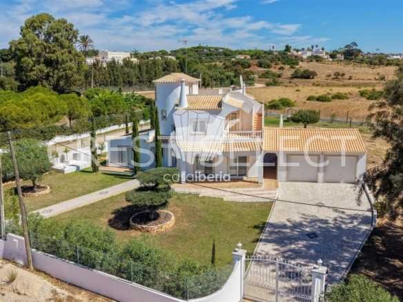 Bright Family Home House in Faro  with 3 bedrooms