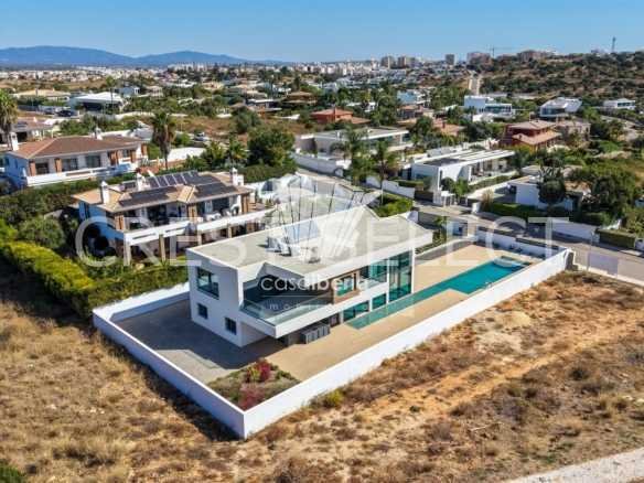 Custom Family Residence House in Faro  with 4 bedrooms