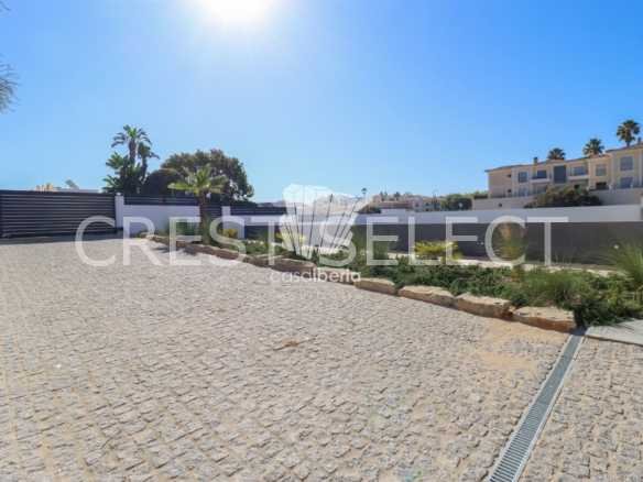 Custom Family Residence House in Faro  with 4 bedrooms