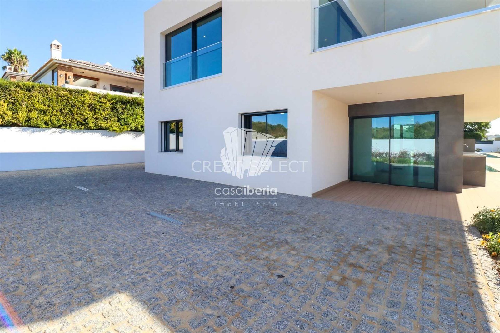 fba122094954 Custom Family Residence House in Faro with 4 bedrooms