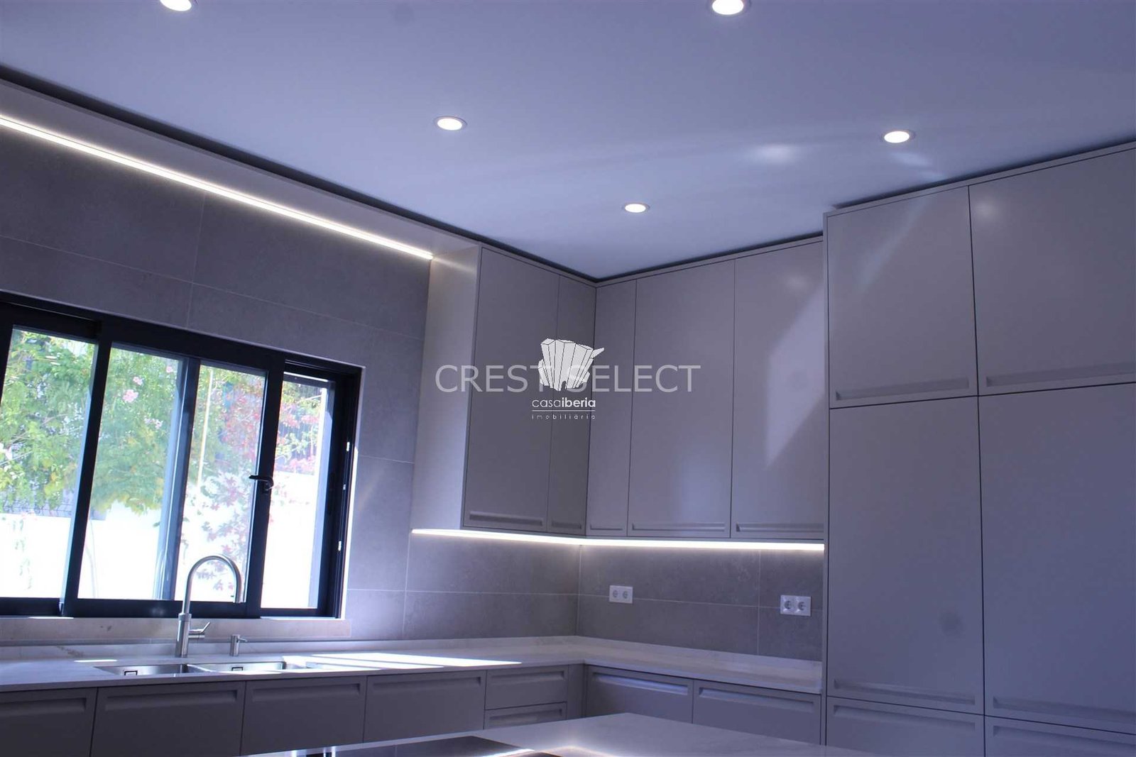 b61820ef4956 Custom Family Residence House in Faro with 5 bedrooms